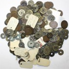 China
Lots bis 1949
Schachtel mit über 350 gegossenen und geprägten Cashmünzen. Nördliche Sung bis Republik. Auch ein wenig Japan enthalten. Dazu ei...