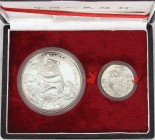 China
Volksrepublik, seit 1949
2 Stück: 50 Yuan 5 Unzen Silbermünze 1987 und 10 Yuan Panda 1987 Panda auf einem Baum. In Holzschatulle mit Zertifika...