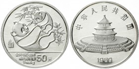 China
Volksrepublik, seit 1949
50 Yuan 5 Unzen Silbermünze 1989. Panda, auf dem Rücken liegend, mit Jungem auf dem Bauch. In Schatulle mit Zertifika...