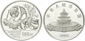 China
Volksrepublik, seit 1949
100 Yuan 12 Unzen Silbermünze 1989. Panda mit 2 Jungtieren. In Holzschatulle mit Zertifikat.
Polierte Platte