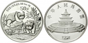 China
Volksrepublik, seit 1949
50 Yuan 5 Unzen Silbermünze 1991. Zwei Pandas an Gewässer. Mit Zertifikat in Holzschatulle.
Polierte Platte