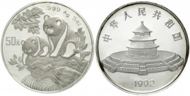 China
Volksrepublik, seit 1949
50 Yuan 5 Unzen Silbermünze 1992. Zwei Pandas auf Felsen. Verschweißt mit Zertifikat.
Polierte Platte, etwas Patina...