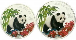 China
Volksrepublik, seit 1949
2 Stück 5 und 10 Yuan Silber in Farbe (1/2 und 1 Unze) 1997. Panda nach rechts im Wald. In Kapseln.
Stempelglanz