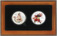 China
Volksrepublik, seit 1949
Set: 2 X 10 Yuan Silber in Farbe 2002. Chinesische Märchen. 2 Ausgabe. Shen Nong beim Prüfen von Kräutern und Zhong K...