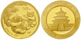 China
Volksrepublik, seit 1949
50 Yuan GOLD 2006. Zwei Pandas mit Bambuszweigen. 1/10 Unze Feingold, verschweißt (Folie etwas farbig).
Stempelglanz...