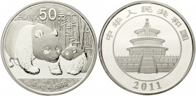 China
Volksrepublik, seit 1949
50 Yuan 5 Unzen Silbermünze 2011. Panda mit Jungtier. Im Original-Etui mit Zertifikat und Umverpackung.
Polierte Pla...