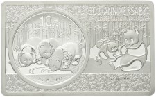 China
Volksrepublik, seit 1949
Set 30 Jahre Silberpandas 2013. Mit 10 Yuan Panda (1 Unze) eingelegt in ein 2 Unzen Silberbarren. In Originalschatull...