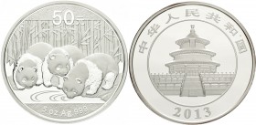 China
Volksrepublik, seit 1949
50 Yuan 5 Unzen Silbermünze 2013. Panda mit zwei Jungen beim Trinken. Im Original-Etui mit Umverpackung und Zertifika...
