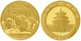 China
Volksrepublik, seit 1949
200 Yuan GOLD Panda 2013. Panda mit zwei Jungen beim Trinken. 1/2 Unze Feingold, verschweißt.
Stempelglanz