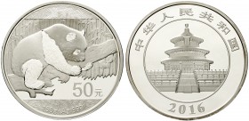 China
Volksrepublik, seit 1949
50 Yuan Panda Silbermünze 2016. 150g. Feinsilber. Im Original-Etui mit Zertifikat und Umverpackung.
Polierte Platte