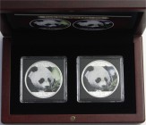 China
Volksrepublik, seit 1949
Panda-Satz Night & Day 2018. 2 X 10 Yuan Panda. Je 1 Unze Silber mit Farbapplikation. Mit Zertifikat in Holzschatulle...