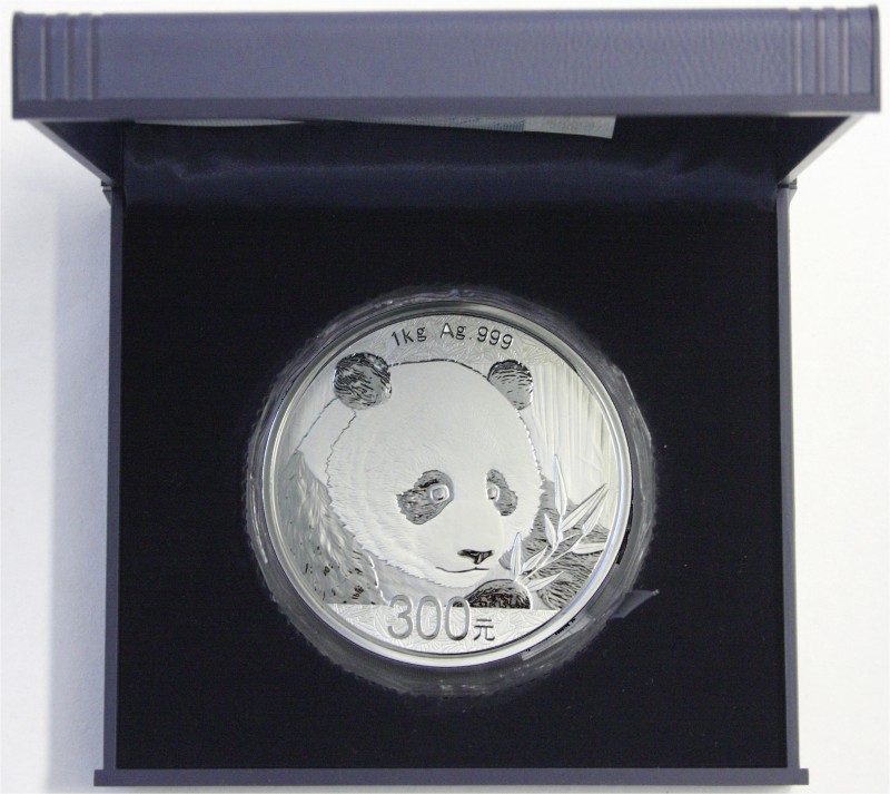 China
Volksrepublik, seit 1949
300 Yuan 1 Kilo Silbermünze 2018. Panda. In ori...