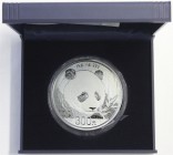 China
Volksrepublik, seit 1949
300 Yuan 1 Kilo Silbermünze 2018. Panda. In original Schatulle mit Zertifikat und Umverpackung.
Polierte Platte