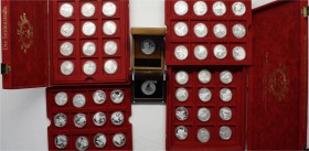 China
Lots der Volksrepublik China
2 Sammelschatullen mit 50 Silbermünzen aus 1984 bis 2005. 48 X 5 Yuan: Serie gr. Persönlichkeiten von 1984 bis 19...
