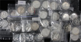 China
Lots der Volksrepublik China
31 Silbergedenkmünzen mit Sportmotiven aus 1984 bis 1994. Zu 5, 10 und 25 Yuan. U.a. 5 Yuan Hürdenlauf 1984, 10 Y...