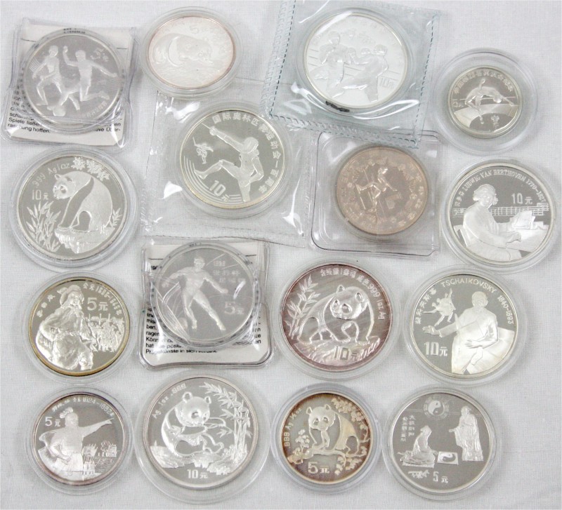 China
Lots der Volksrepublik China
16 Silbermünzen: 10 Yuan Panda 1 Unze 1990,...