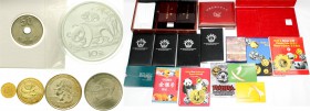 China
Lots der Volksrepublik China
Klappbox mit China-Katalogen, Schatullen für Münzen, Zertifikaten und einigen "Nachprägungen" Dabei gute Kataloge...