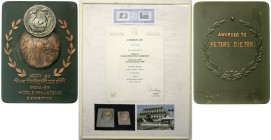 Indien
Republik, seit 1947
Bronze-Preisplakette inkl. Med. der Stufe Silber und gerahmtes Zertifikat 1989 für die DDR-Briefmarkensammlung v. D. Pete...