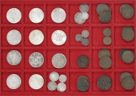 Indien
Lots
46 Münzen Britisch Indien aus 1835 bis 1936. Dabei Silber 11 X 1 Rupie, 1 X 1/2 Rupie , 4 X 1/4 Rupie, 4 X 2 Annas, Kupfermünzen von 1/2...