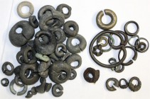 Indonesien-Java
Lots
Konvolut Ringgeld ("Kelok") aus Bronze, Blei und Zinn. 58 Stück. Nach Angaben des Einlieferers stammen diese Stücke aus Ausgrab...