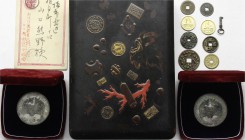 Japan
Lots
Lackdose mit aufgeprägten Münzdetails, enthaltend eine alte Postkarte, 2 Silbermedaillen von 1975 in Originaletuis und 8 Repliken chines....