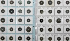 Korea
Lots
Sammlung von 48 Münzen aus der Zeit des chinesischen Protektorats. 1, 2 und 5 Mun. Alle in Rähmchen nach Op den Velde/Hartill bestimmt.
...