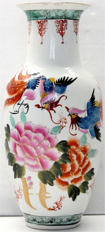 Macao
Varia
Große Porzellanvase, weiß mit bunter Bemalung "2 Pfauhähne über Ch...