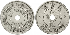 Niederländisch-Ostindien
Onderneming Soengeiboenoet Asahan
50 Cents Token Zink vernickelt 1891. Mit Mittelloch.
vorzüglich, etwas fleckig, selten