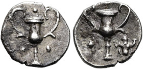 KALABRIEN. TARENT. Obol ø 10mm (0.53g). 280 - 228 v. Chr. Vs.: Kantharos umgeben von drei Punkten. Rs.: Kantharos zwischen Punkt u. girlandengeschmück...