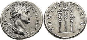 ARABIA. BOSTRA. Trajan, 98 - 117 n. Chr. Tridrachme ø 25mm (10.59g). 112 - 117 n. Chr. Vs.: ΑΥΤΟΚΡ ΚΑΙΣ ΝΕΡ ΤΡΑΙΑΝΟΣ ΣΕΒ ΓΕΡΜ ΔΑΚ, drapierte Büste mit...