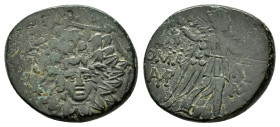 PONTOS. Komana.Struck under Mithradates VI (Circa 105-90 or 90-85 BC).Ae.
Obv : Aegis.
Rev : KOMA - NΩN.
Nike advancing right, holding wreath and palm...
