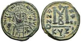 JUSTINIAN I (527-565).Cyzicus. Follis.
Obv : D N IVSTINIANVS P P AVG.
Helmeted and cuirassed bust facing, holding globus cruciger and shield decorated...