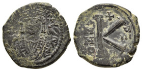 "MAURICE TIBERIUS (582-602). Constantinople. Half Follis.
Obv : D N MAV TIЬЄP PERP AV.
Crowned and cuirassed bust facing, holding globus cruciger and ...
