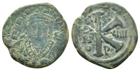 MAURICE TIBERIUS.(582-602).Antioch.Half Follis.
Obv : d N mAYΓI CN P AYΓ.
Crowned facing bust, wearing consular robe, holding mappa and eagle-tipped s...