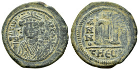 MAURICE TIBERIUS.(582-602).Antioch.Follis.
Obv : D N MAURI C N P AVT.
Crowned facing bust, wearing consular robes, holding mappa and eagle-tipped scep...