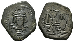 MAURICE TIBERIUS (582-602).Cyzicos.Follis.
Obv : D N mAVRIC TIbER P P A.
Helmeted and cuirassed bust facing, holding globe cruciger and shield.
Rev...