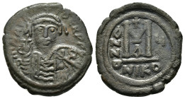 MAURICE TIBERIUS.(582-602). Nicomedia.Follis.
Obv : D N MAVR BIRЄ P P.
Helmeted and cuirassed bust facing, holding globus cruciger and shield decorate...