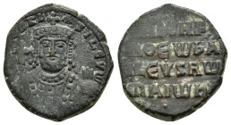 NICEPHORUS II PHOCAS (963-969). Follis. Constantinople.
Obv: nICIFR bASILEV RW.
Facing bust of Romanus I with beard, wearing crown cruciger and loro...