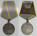 Orden und Medaillen, Russland / Russia, UdSSR und Russland. Medaille. Für Verdienste im Kampf. Rs.: Nr. "786162". Mit orig. Bandschnalle. II