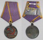 Orden und Medaillen, Russland / Russia, UdSSR und Russland. Medaille "Für Auszeichnung in der Arbeit". Mit orig. Bandschnalle. II