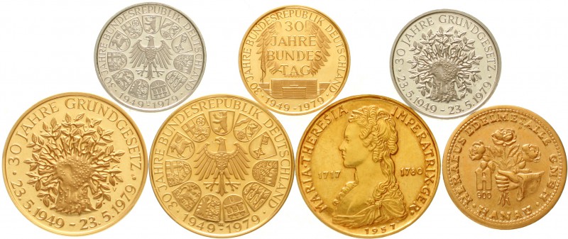 7 moderne Medaillen aus 1956 bis 1979. 5 X Gold und 2 X Platin. Ca. 41 g. Gold, ...