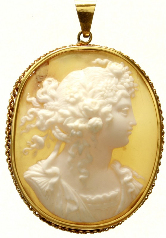 Colliers und Halsketten
Cameo-Anhänger. Ovales Brustbild einer Dame n.r., weiß ...