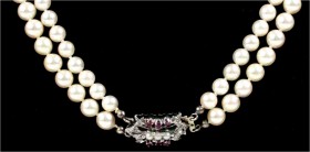 Colliers und Halsketten
Doppelreihiges Perlencollier, Verschluss Weißgold 750 mit je 6 roten Turmalinen und 3 Perlen besetzt. 123 Perlen im Durchmess...