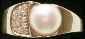 Fingerringe
Damenring Gelbgold 585 mit großer Perle (8 mm) und 12 kleinen Brillanten. Ringgröße 18. 6,54 g