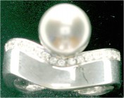 Fingerringe
Damenring Weißgold 750 mit großer Akoya-Perle (9 mm) und 17 kleinen Brillanten. Ringgröße 18. 13,84 g