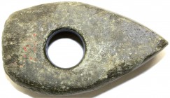 Steinzeit
Stein-Axt mit langwierig getriebenem Loch und scharfer Spitze. 115 X 66 X 45 mm