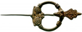 Mittelalter
Nordeuropa
Vergoldete Bronze-Bärenkopf-Fibel, Typ Gotland, Zeit der Wikinger, 9./10. Jh. 46 X 124 mm. Vgl. Arbman, H. Birka I: Die Gräbe...