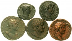 Kaiserzeit
Hadrian, 117-138
5 Bronzemünzen: 3 Sesterze und 2 Asses. Rückseiten Aequitas, Spes, Liberalitas, Salus, Fortuna.
schön bis sehr schön, t...