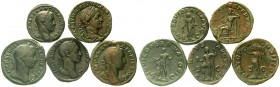 Kaiserzeit
Severus Alexander, 222-235
5 Bronzemünzen: 4 versch. Sesterze und ein As. Rückseiten Victoria, Securitas, Virtus, Jupiter und Providentia...
