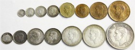 Großbritannien
George VI., 1937-1952
Proofset zur Krönung 1937. 15 Münzen vom Farthing bis zur Crown, inklusive des Maundysets.
Polierte Platte, me...